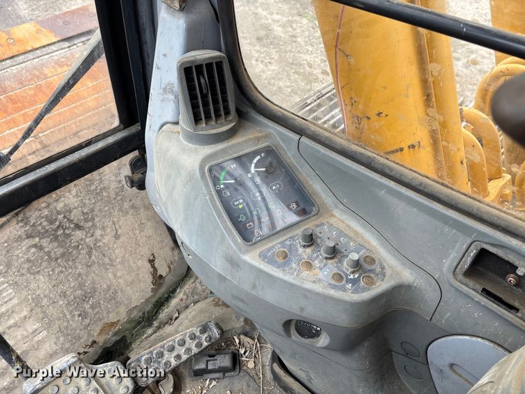 image for item FC1986 1998 John Deere 200LC long reach excavator