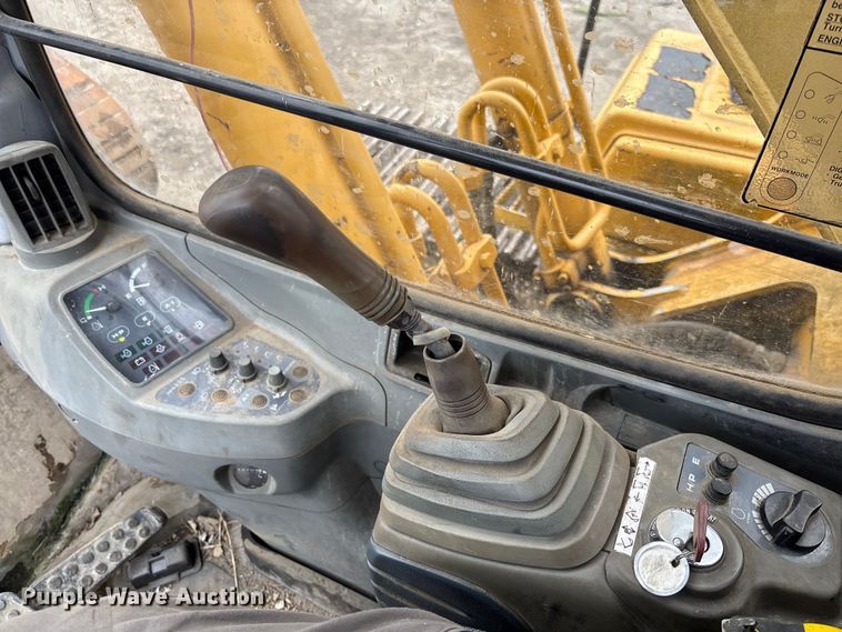 image for item FC1986 1998 John Deere 200LC long reach excavator