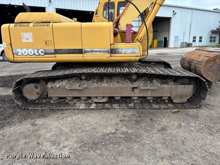 image for item FC1986 1998 John Deere 200LC long reach excavator