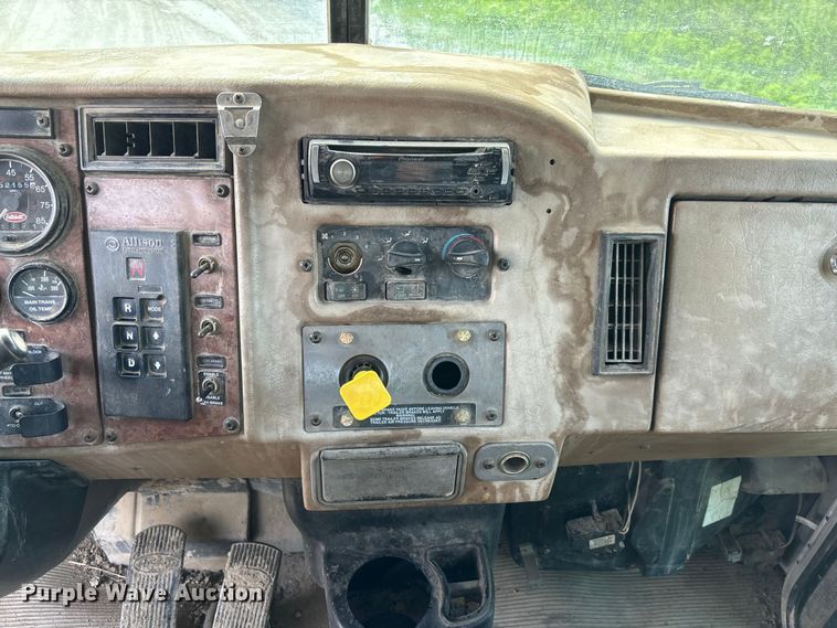image for item FC1990 2006 Peterbilt 335 rollback truck