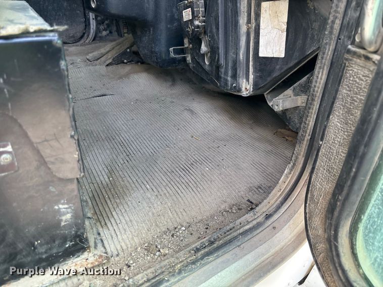 image for item FC1990 2006 Peterbilt 335 rollback truck