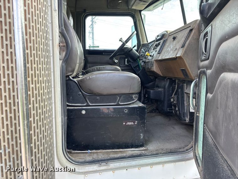 image for item FC1990 2006 Peterbilt 335 rollback truck
