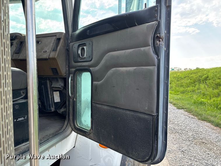 image for item FC1990 2006 Peterbilt 335 rollback truck
