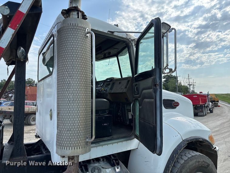 image for item FC1990 2006 Peterbilt 335 rollback truck