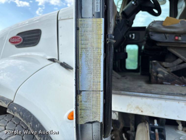 image for item FC1990 2006 Peterbilt 335 rollback truck