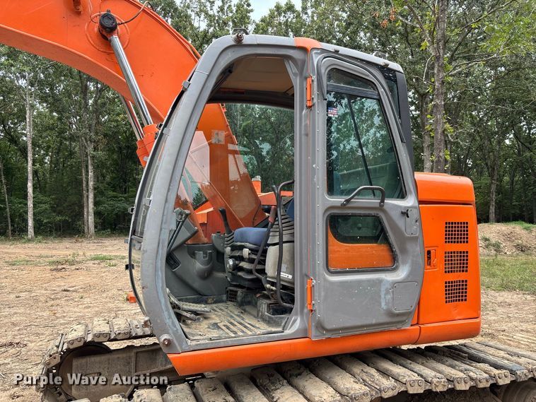 image for item FC2001 2006 Hitachi Zaxis 135US excavator