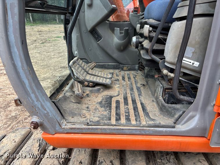 image for item FC2001 2006 Hitachi Zaxis 135US excavator