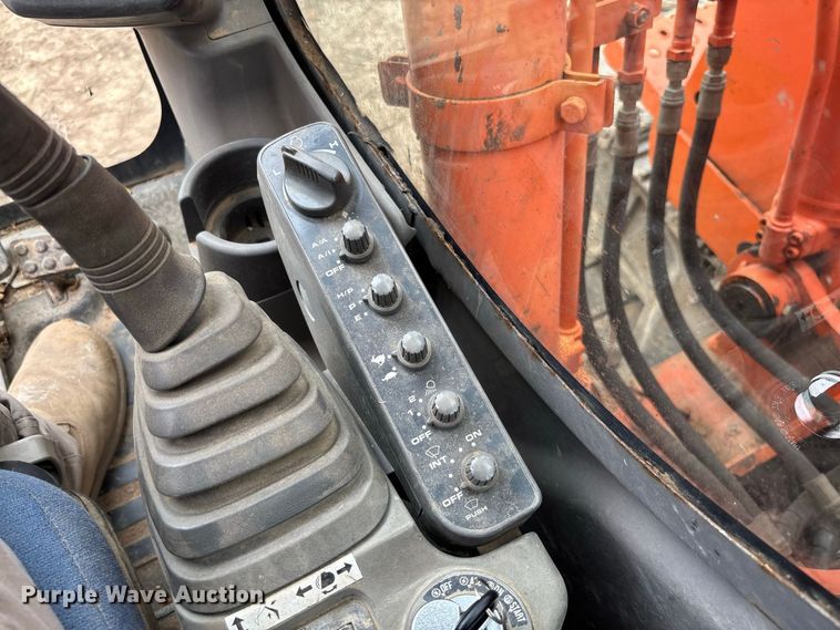 image for item FC2001 2006 Hitachi Zaxis 135US excavator