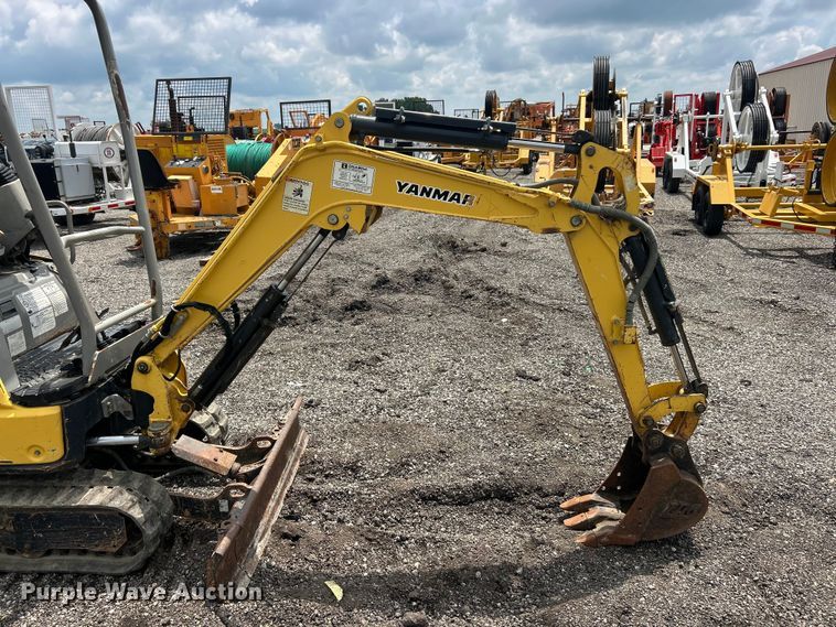 image for item FC2855 2012 Yanmar Vio17 Universal mini excavator