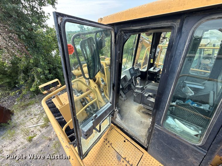image for item FC4037 2002 Caterpillar 988G wheel loader