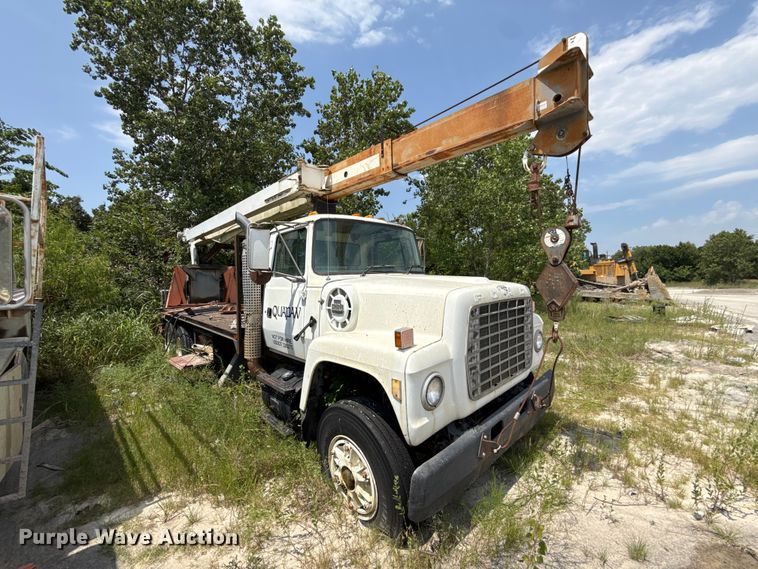 image for item FC4040 1979 Ford LT9000 crane truck