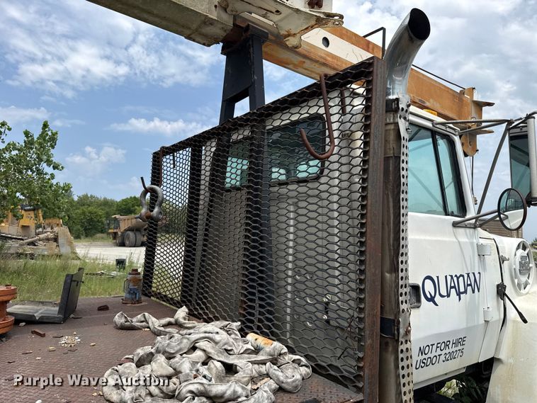image for item FC4040 1979 Ford LT9000 crane truck