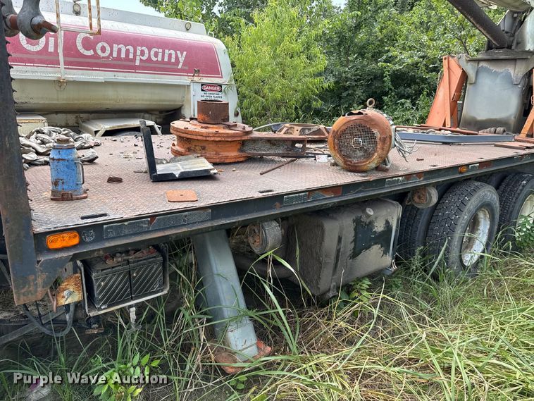 image for item FC4040 1979 Ford LT9000 crane truck
