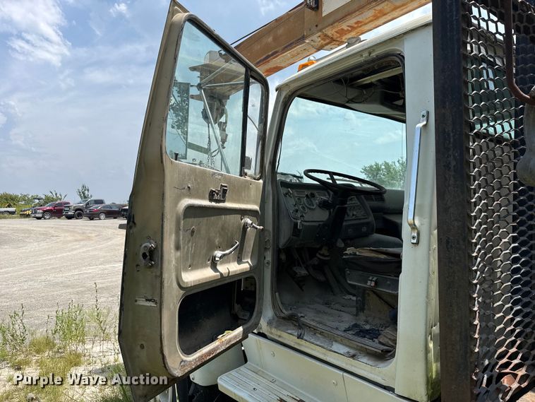 image for item FC4040 1979 Ford LT9000 crane truck
