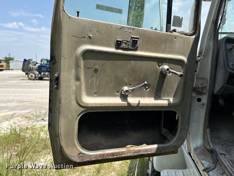 image for item FC4040 1979 Ford LT9000 crane truck