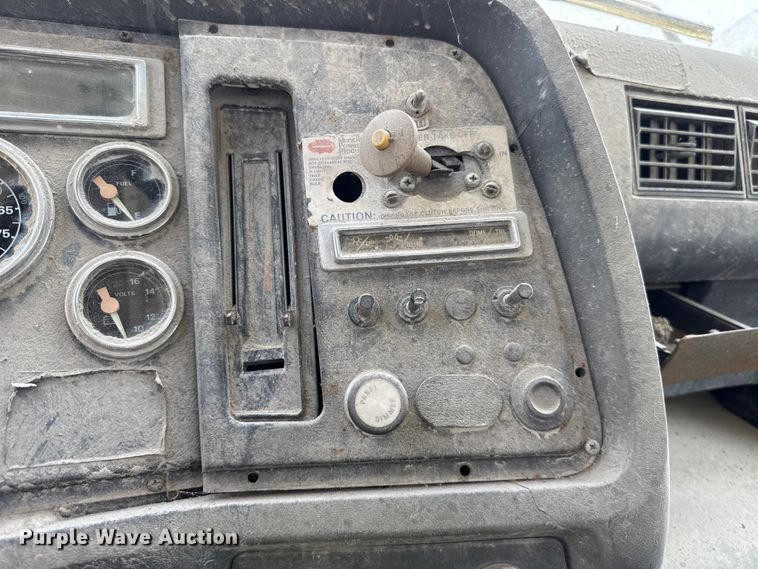 image for item FC4040 1979 Ford LT9000 crane truck