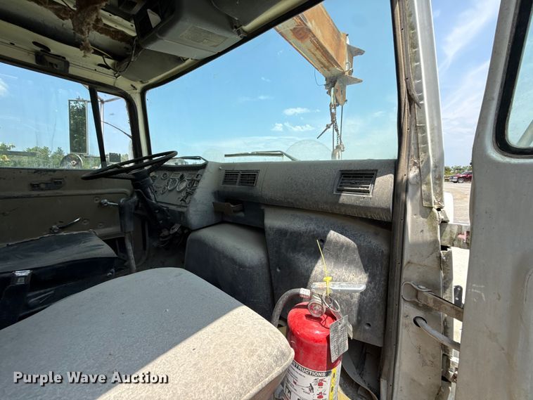 image for item FC4040 1979 Ford LT9000 crane truck