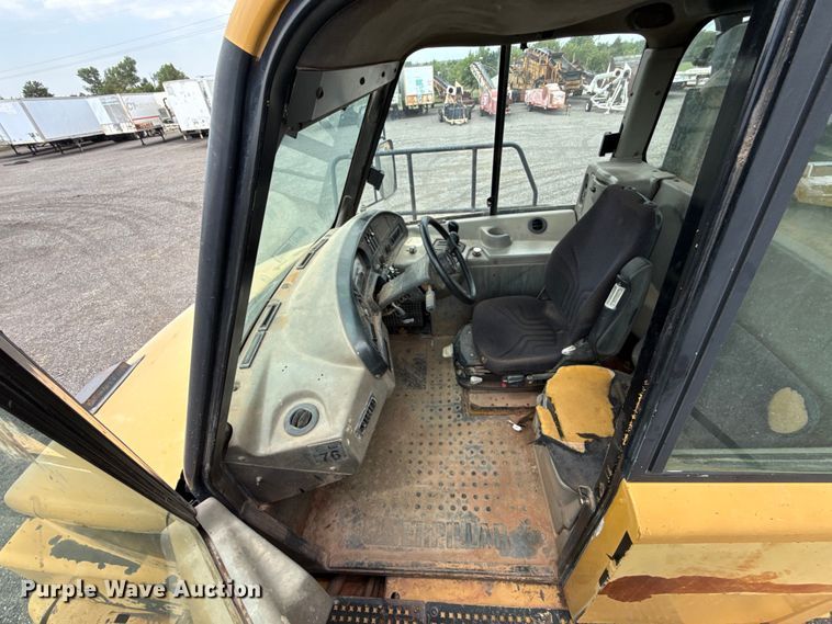 image for item FC4079 2005 Caterpillar 725 articulated haul truck