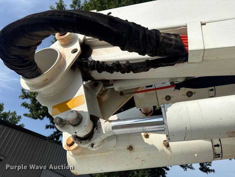 image for item FC4116 2022 Ford F550 Super Duty bucket truck