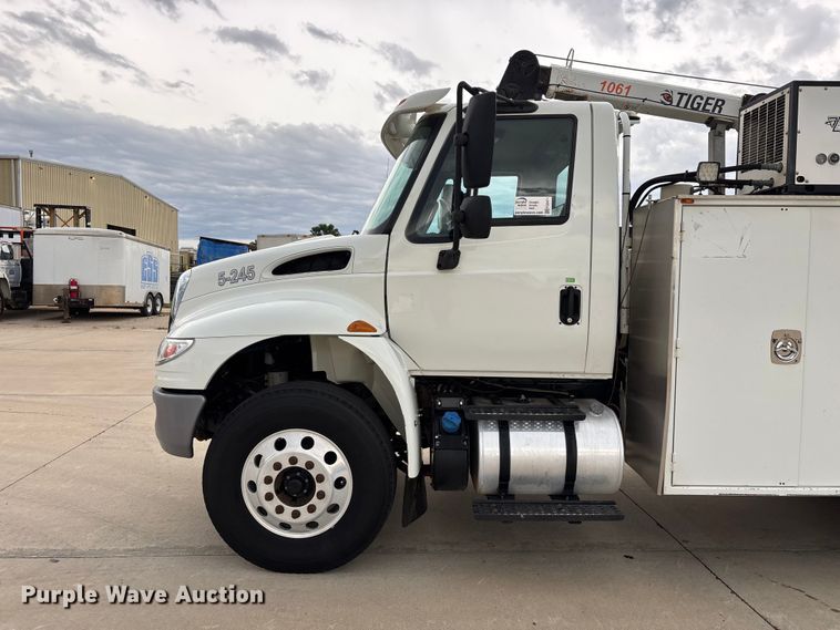 image for item FG0471 2016 International 4300 utility / service truck