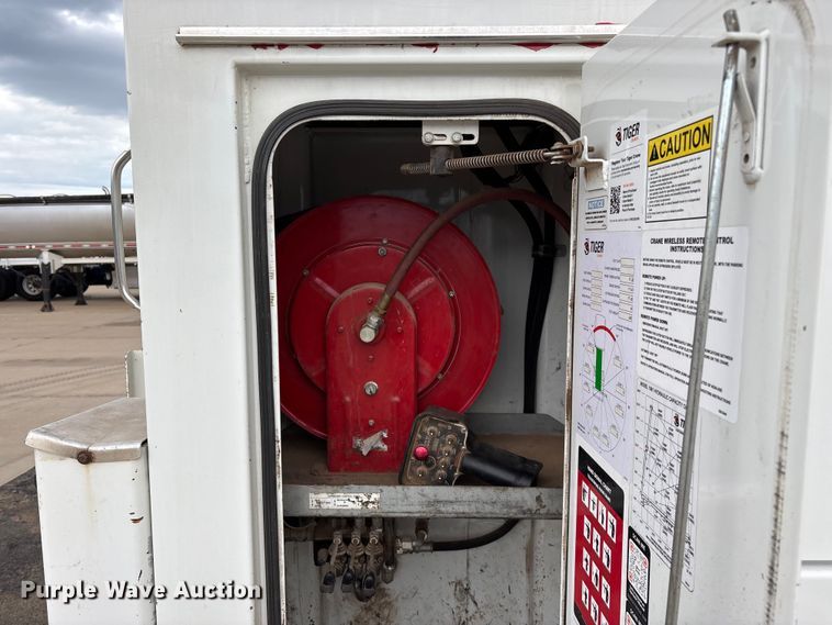 image for item FG0471 2016 International 4300 utility / service truck