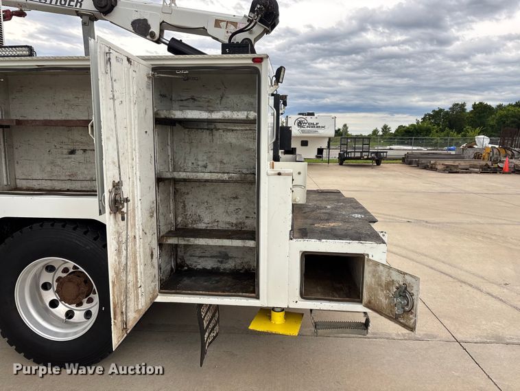 image for item FG0471 2016 International 4300 utility / service truck