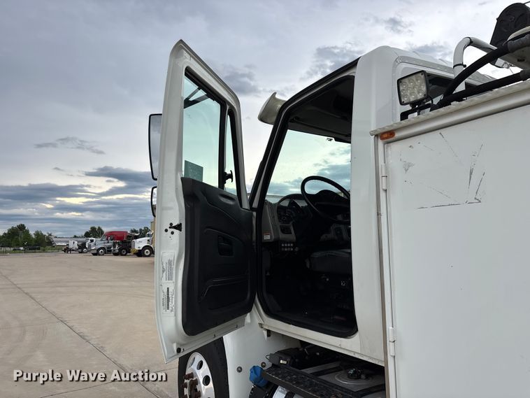image for item FG0471 2016 International 4300 utility / service truck