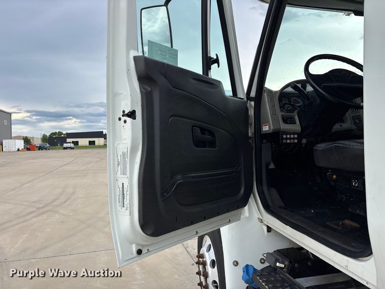 image for item FG0471 2016 International 4300 utility / service truck