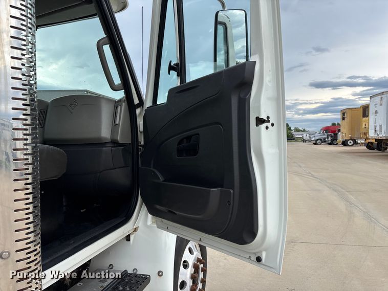 image for item FG0471 2016 International 4300 utility / service truck