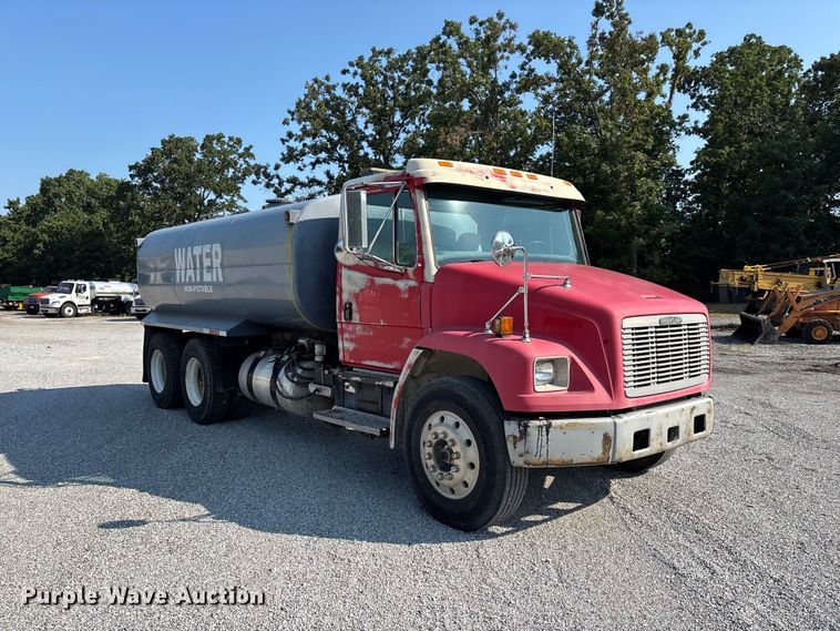 image for item FG0548 1996 Freightliner Cascadia water truck