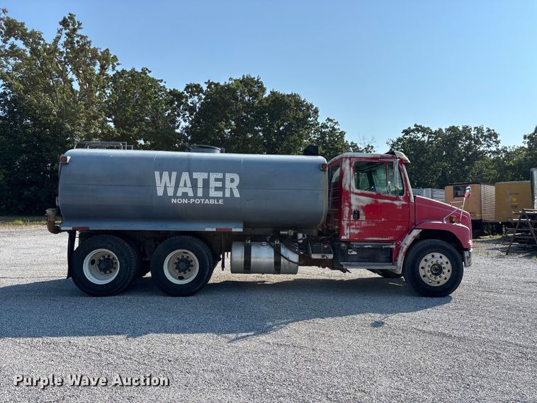image for item FG0548 1996 Freightliner Cascadia water truck