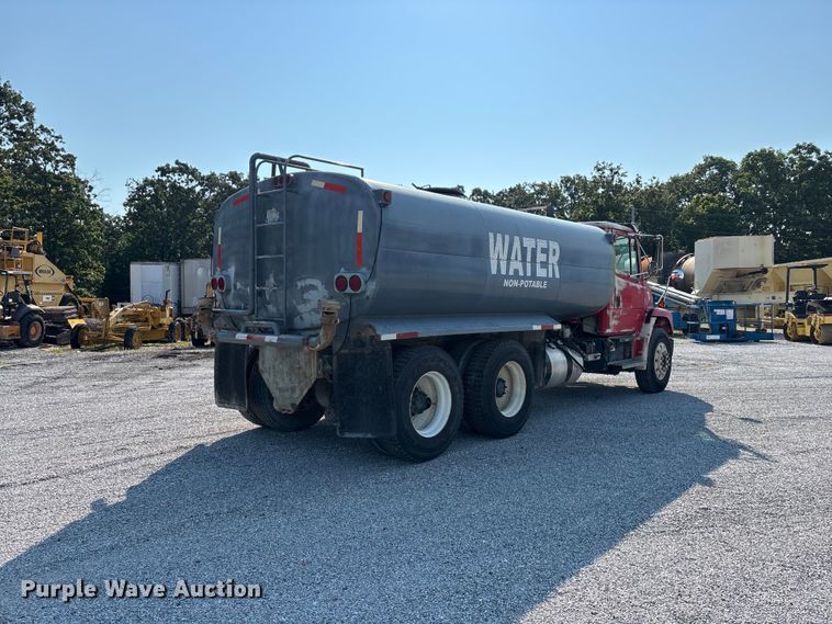image for item FG0548 1996 Freightliner Cascadia water truck