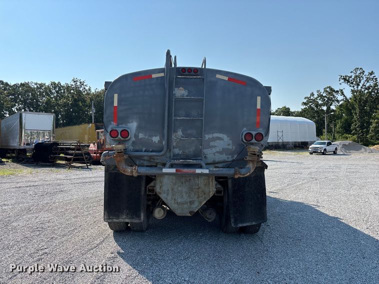 image for item FG0548 1996 Freightliner Cascadia water truck