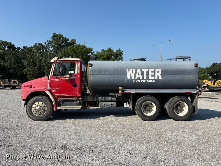 image for item FG0548 1996 Freightliner Cascadia water truck