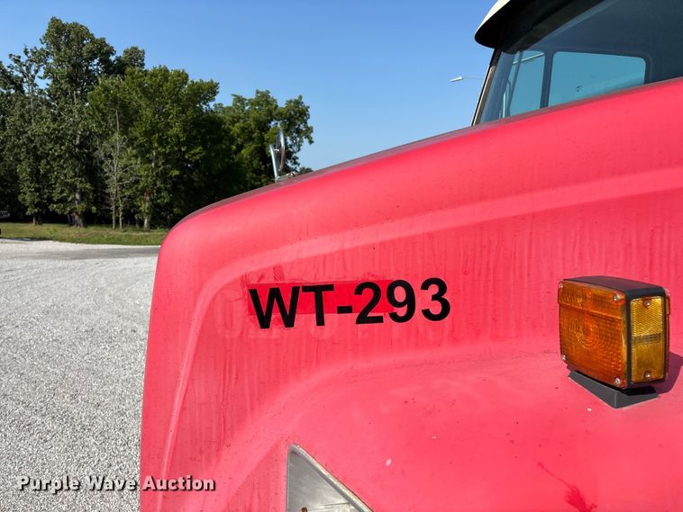 image for item FG0548 1996 Freightliner Cascadia water truck