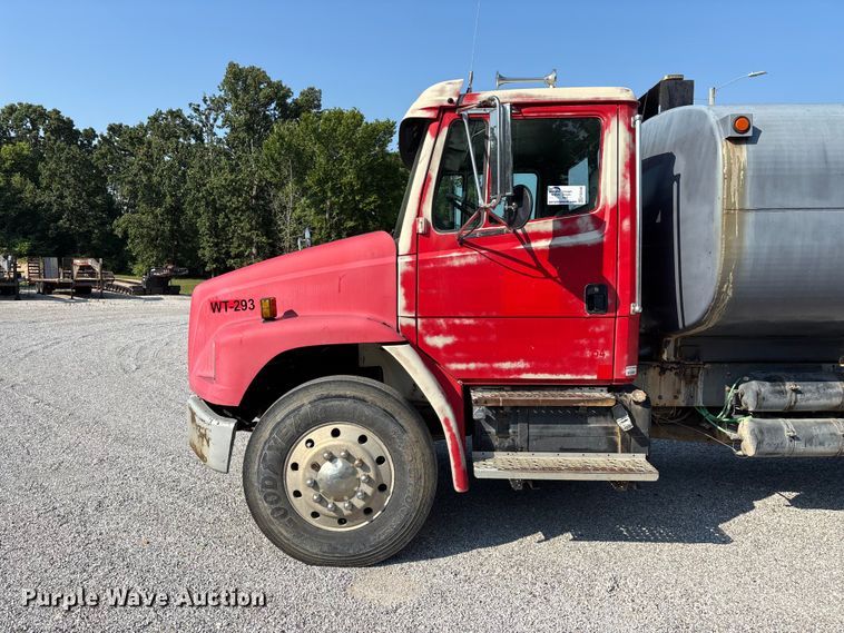 image for item FG0548 1996 Freightliner Cascadia water truck