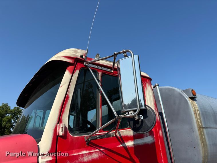 image for item FG0548 1996 Freightliner Cascadia water truck