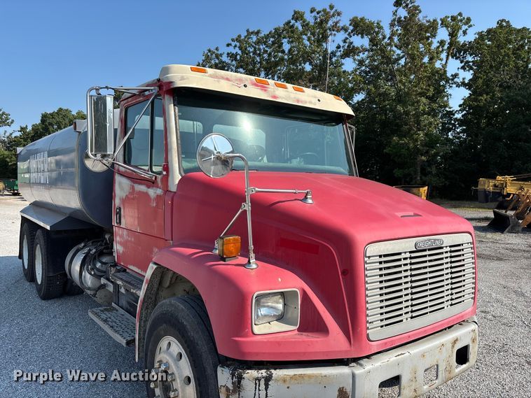 image for item FG0548 1996 Freightliner Cascadia water truck