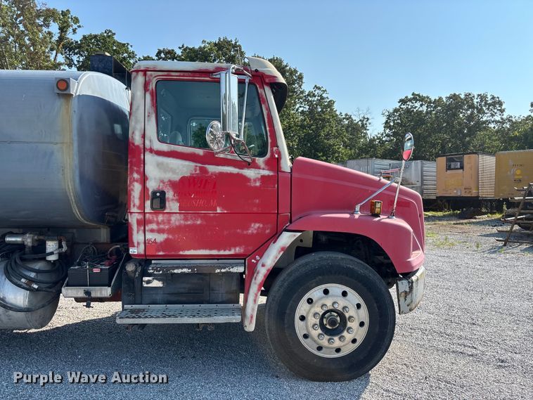 image for item FG0548 1996 Freightliner Cascadia water truck