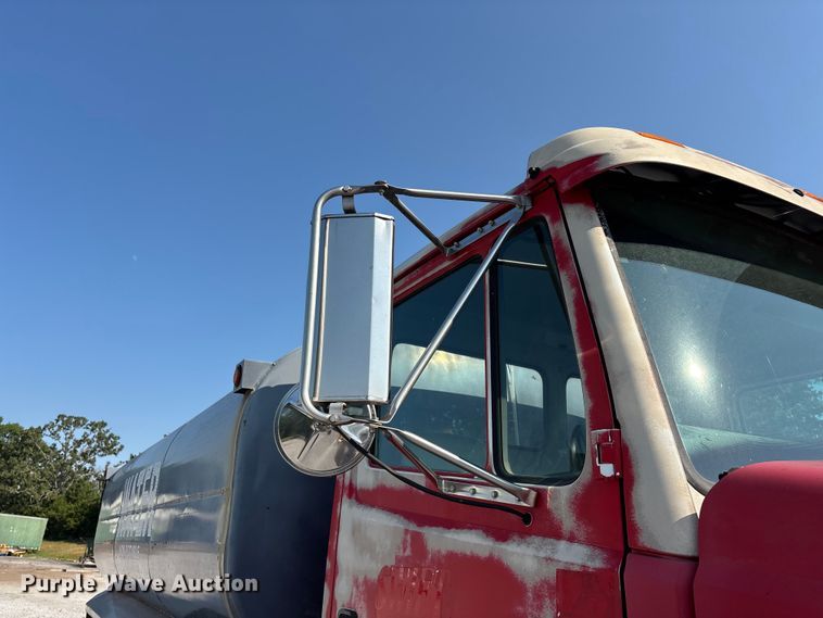 image for item FG0548 1996 Freightliner Cascadia water truck