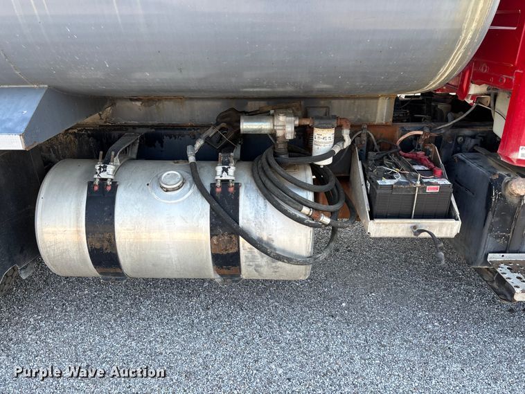 image for item FG0548 1996 Freightliner Cascadia water truck