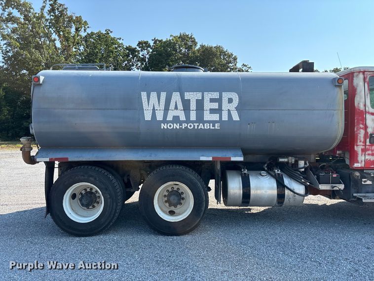 image for item FG0548 1996 Freightliner Cascadia water truck