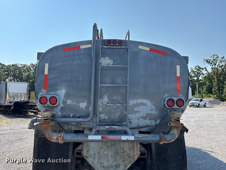 image for item FG0548 1996 Freightliner Cascadia water truck