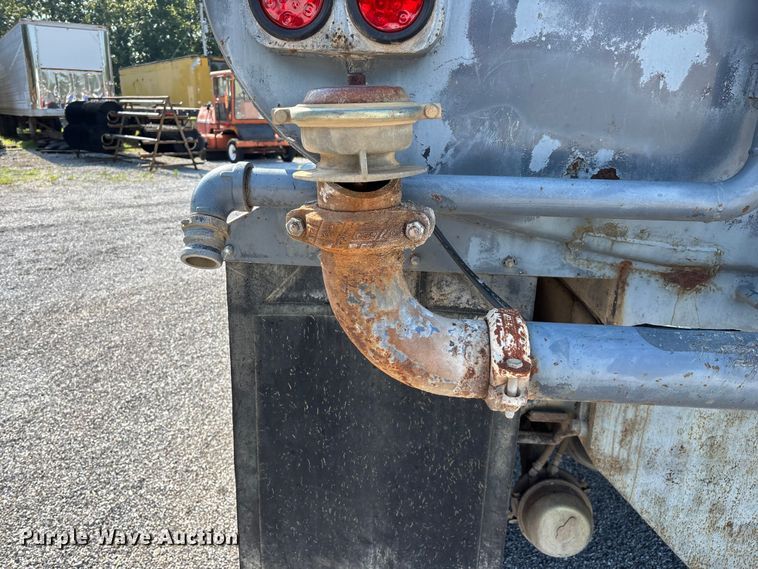 image for item FG0548 1996 Freightliner Cascadia water truck