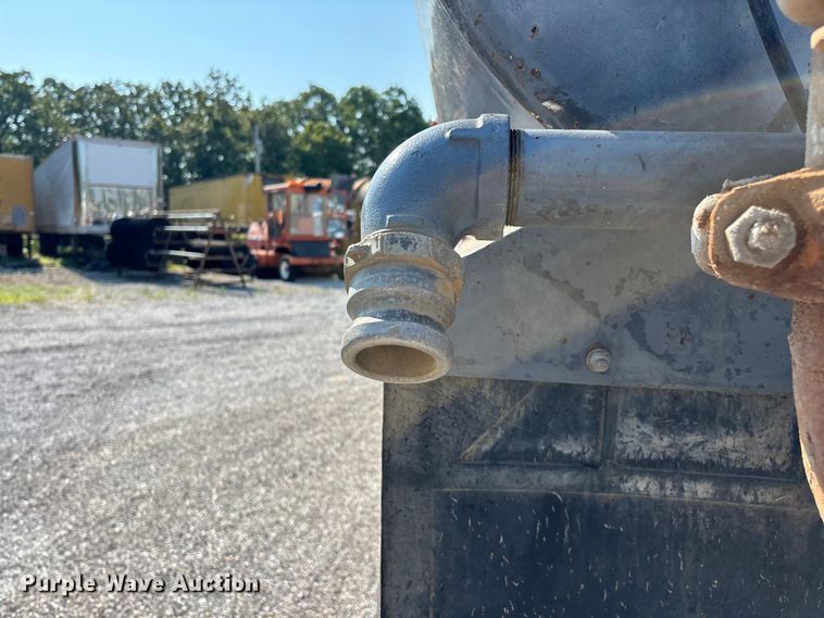 image for item FG0548 1996 Freightliner Cascadia water truck