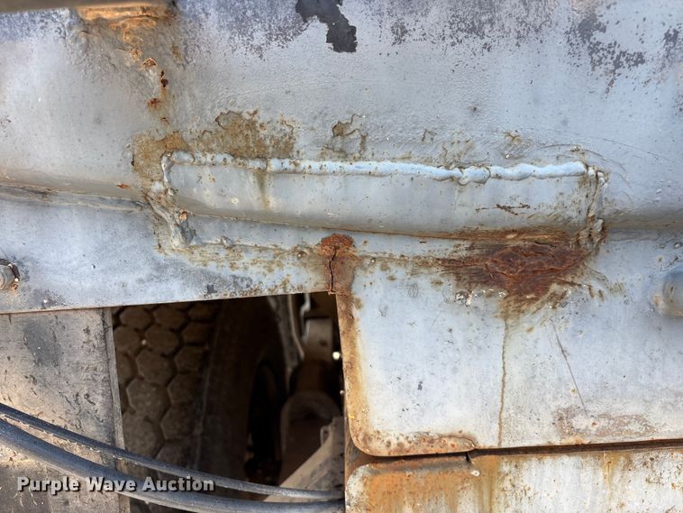 image for item FG0548 1996 Freightliner Cascadia water truck