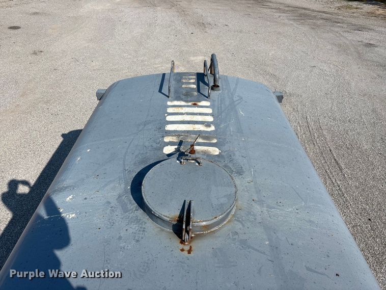 image for item FG0548 1996 Freightliner Cascadia water truck