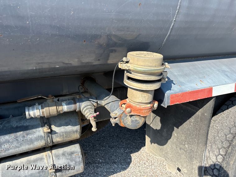 image for item FG0548 1996 Freightliner Cascadia water truck