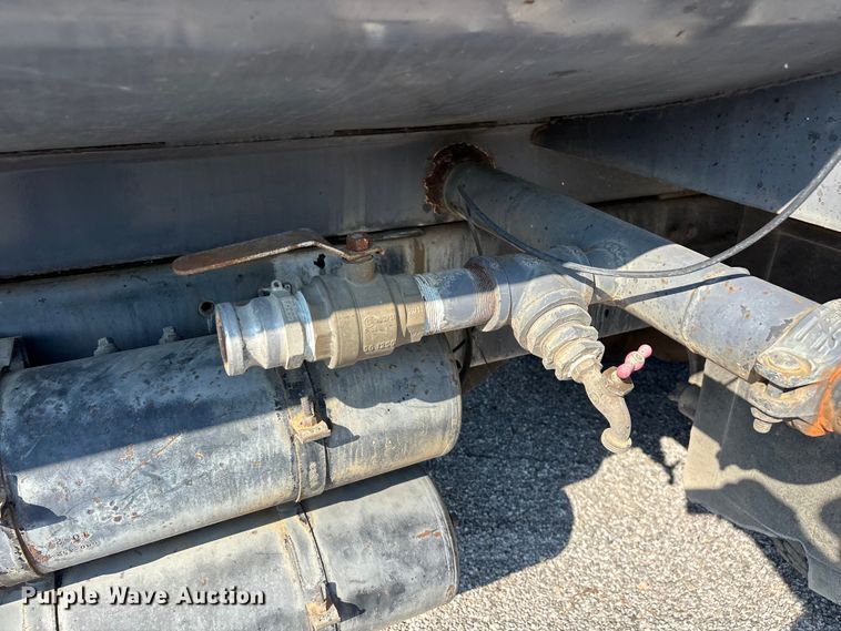 image for item FG0548 1996 Freightliner Cascadia water truck