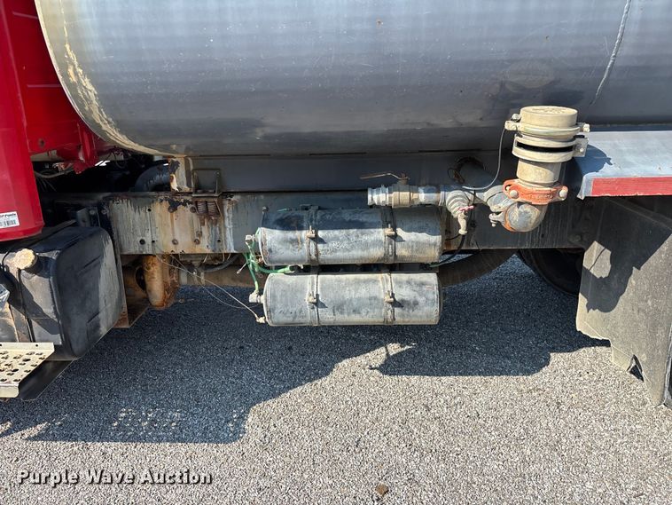 image for item FG0548 1996 Freightliner Cascadia water truck